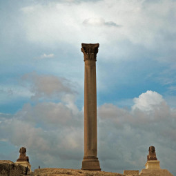 Колонна в прошлом 5 букв. Колонна Помпея в Александрии. Помпеева колонна Александрия. Колонна Помпея Александрия Египет. Колонна Помпея в Александрии египетской.