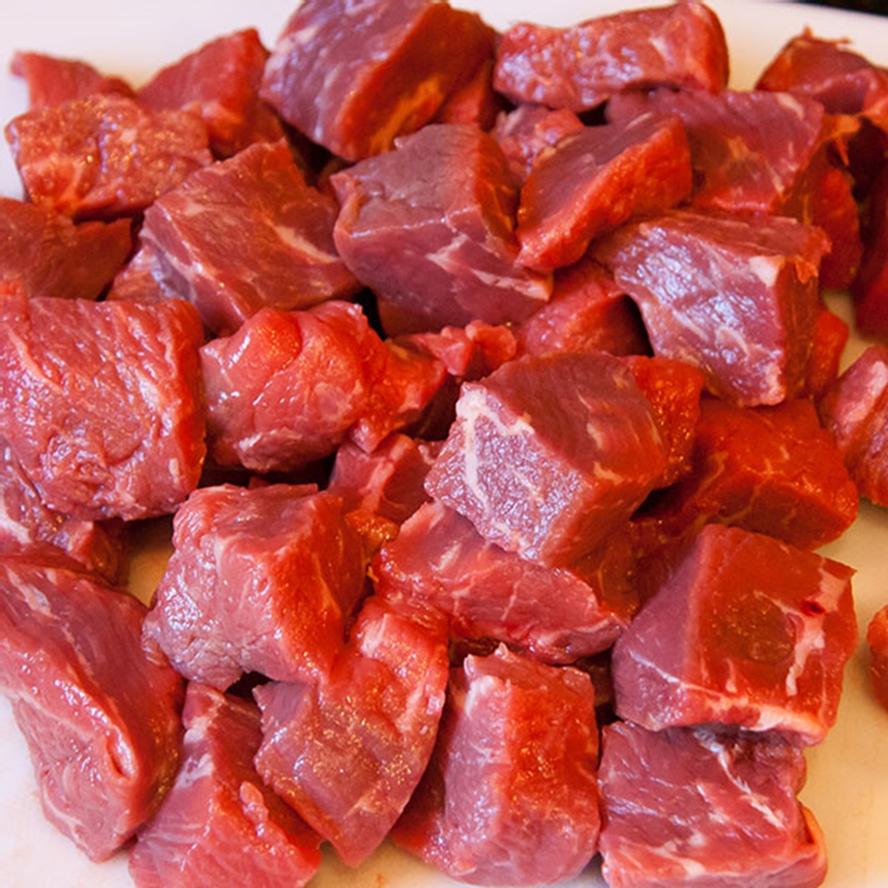 Какие мелкие кусочки. Ярко красное мясо. Красная говядина. Кусок красного мяса.