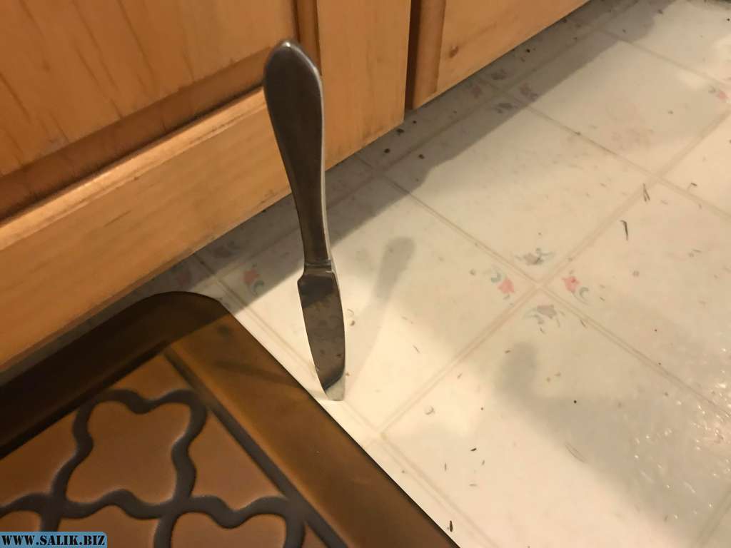 Почему оставляют нож на столе. Нож упал со стола. Нож падает на пол.