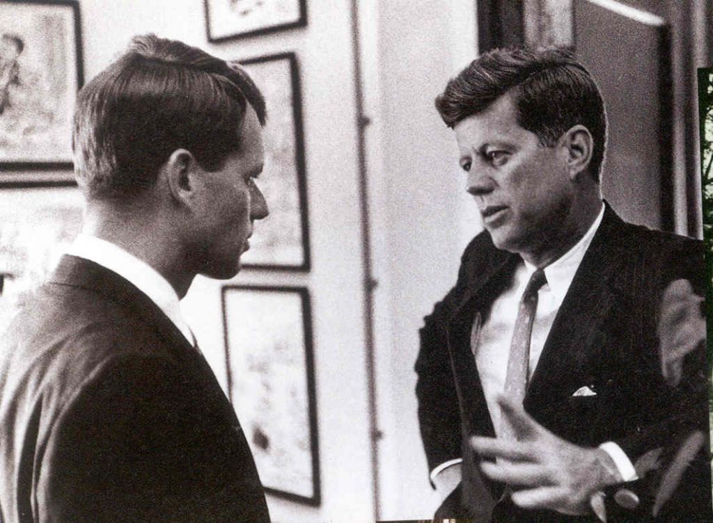 Кто стоял за спиной Роберта Кеннеди?