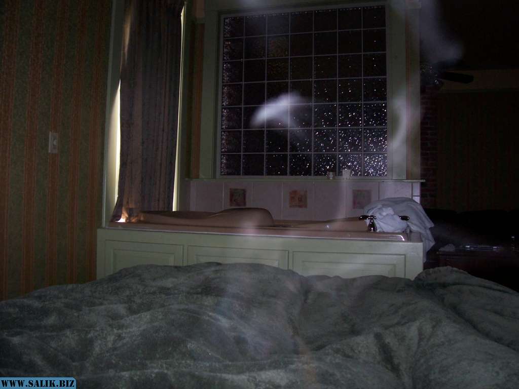 Мальчик видит призраков. Отель Сесиль призрак в окне.