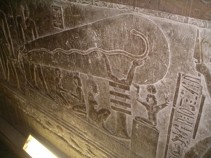 Объект, похожий на лампочку, изображён в храме Хатхор в Египте. Фото: Lasse Jensen/Wikimedia Commons