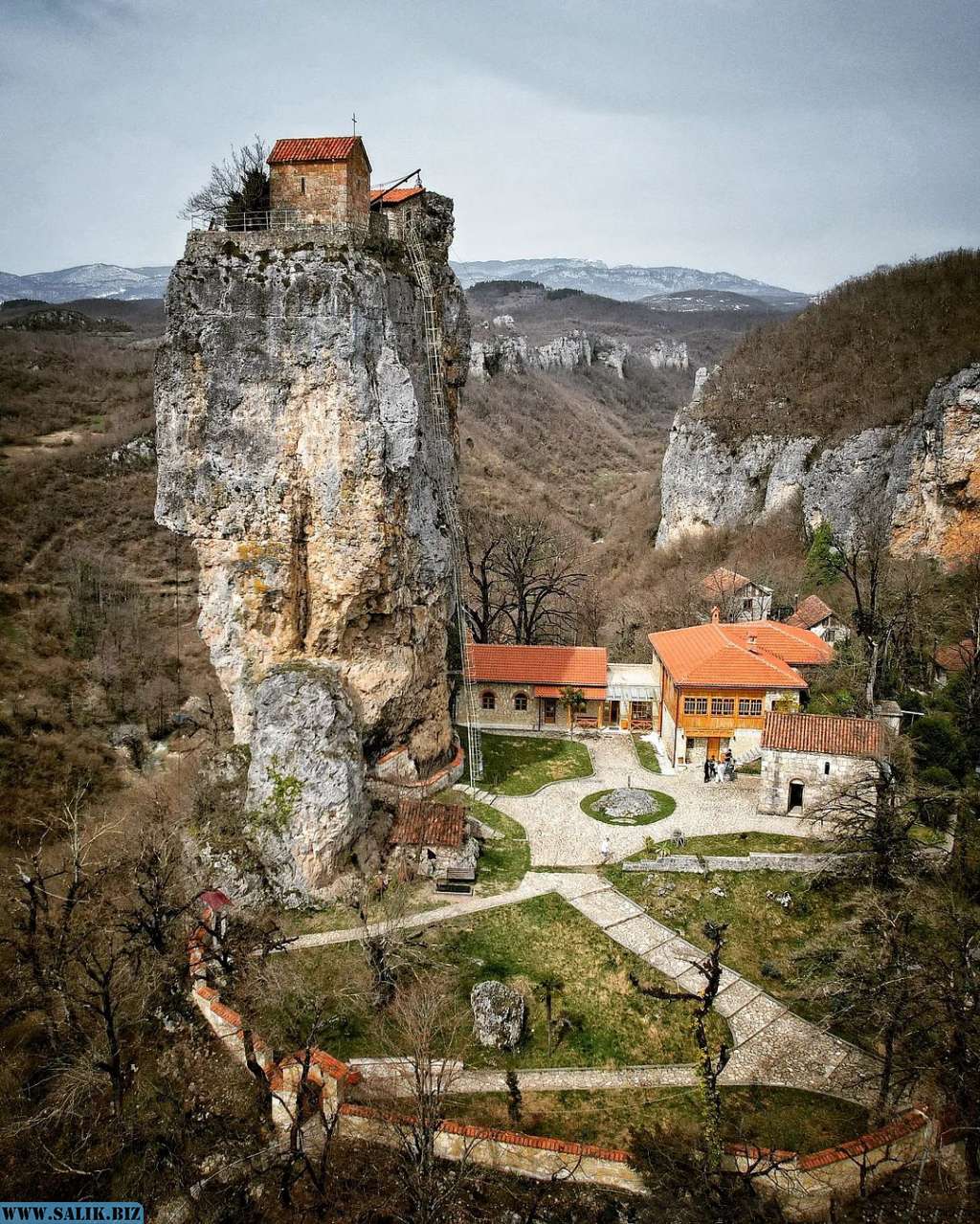 город в скале в грузии