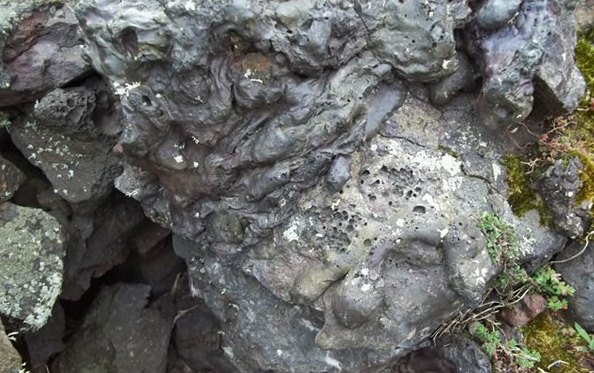 Расплавленные и превращенные в стеклоподобное вещество камни форта Dunagoil (Шотландия).